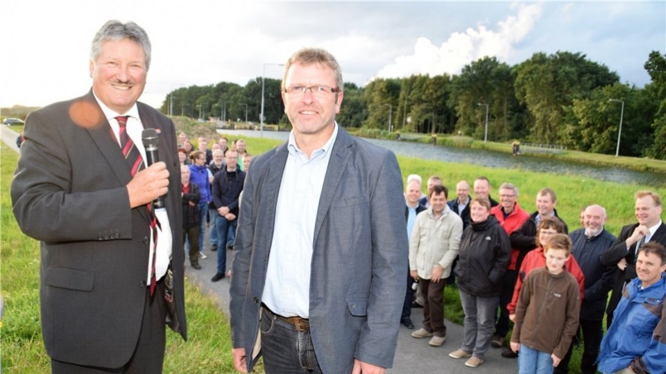 ber den geplanten Ausbau des Dortmund-Ems-Kanals und der Schleuse Gleesen informierten Landrat Reinhard Winter (links) und Ortsbrgermeister Thomas Schtte. 