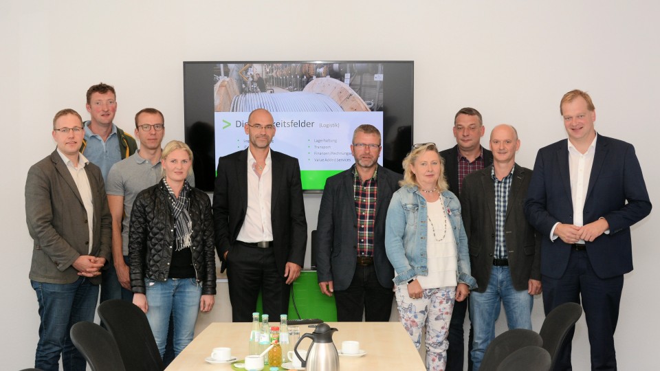 Die CDU zu Besuch bei Boll in Emsbren  unter anderem mit Matthias Stein (3 v.l.), CDU-Vorsitzender Emsbren; Ulrich Boll (5 v.l.), Geschftsfhrer; Martin Otten (3 v.r.), Ortsbrgermeister Ahlde; Albert Stegemann (1. V.r.), MdB