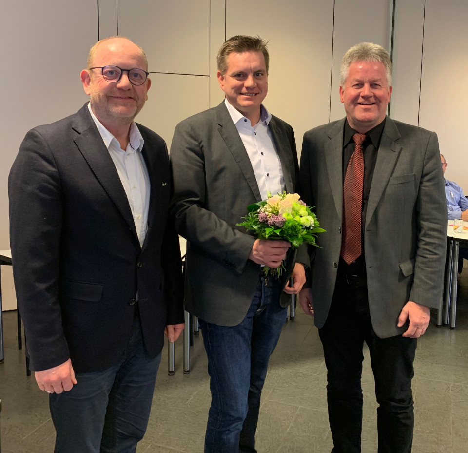 Ratsvorsitzender Wolfgang Paus (CDU), Klaus Hemme und Brgermeister Bernhard Overberg gratulieren Klaus Hemme zur Wahl zum ersten Gemeinderat