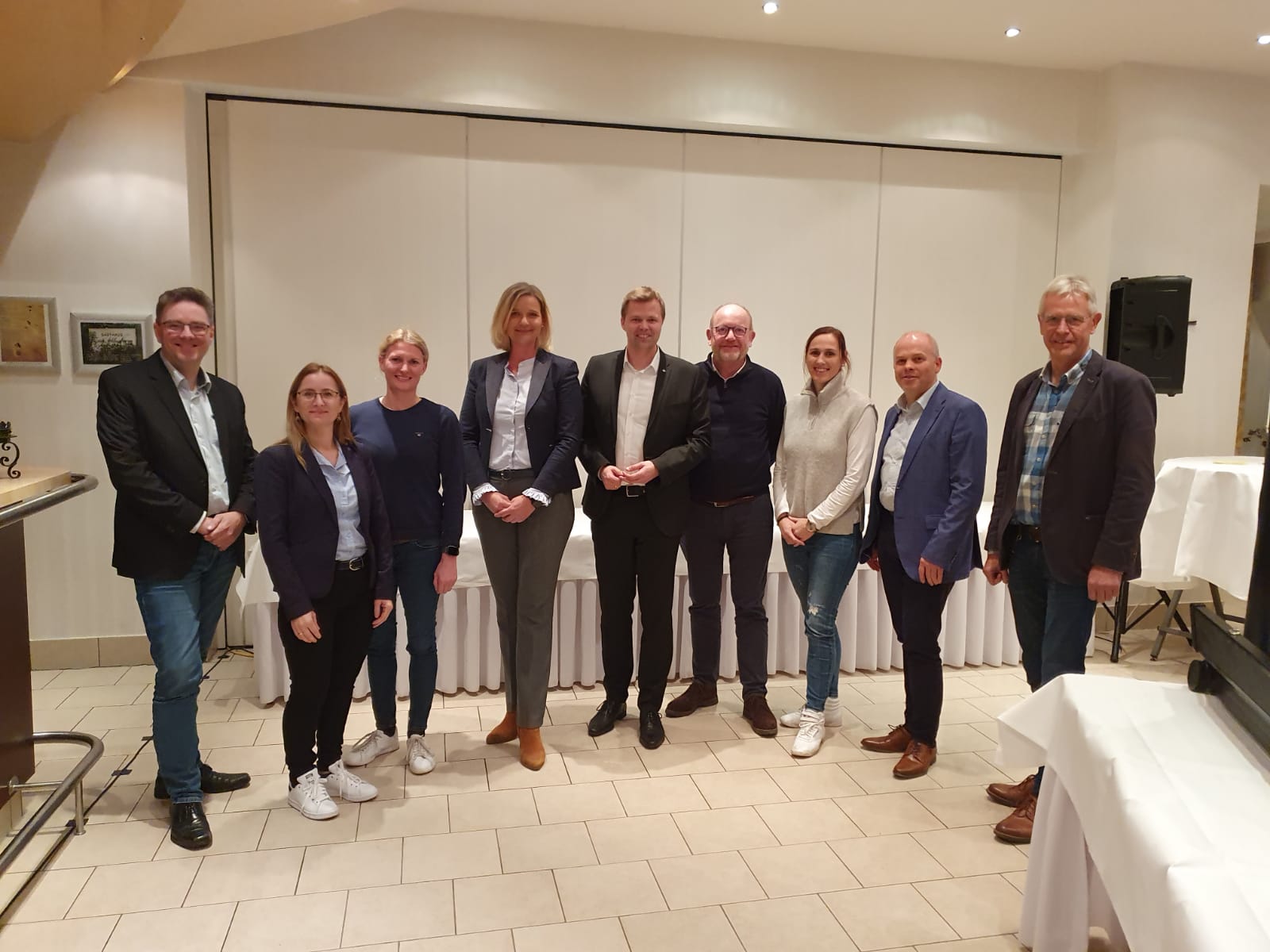 Die neue 1. Vorsitzende Stefanie Knobloch (4. v.l.) gemeinsam mit Christian Fhner und dem neu gewhlten Vorstand der CDU Emsbren