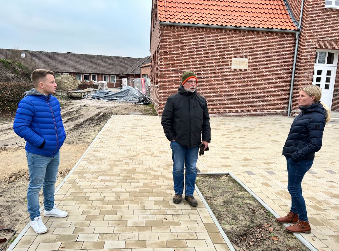 Stellvertretender Ortstbrgermeister Jake Lohmller, Brgermeister Peter Boemanns und Vorstandsmitglied Nicole Jager