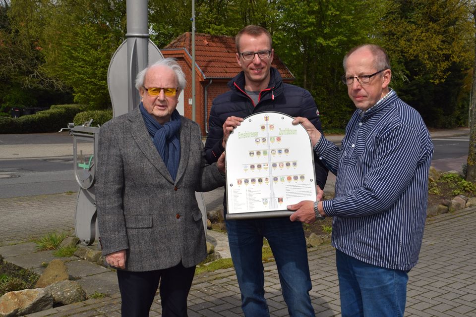 Die bergabe im Namen der CDU erfolgte durch den Vorsitzenden Matthias Stein an Hermann Paus und Hermann Stein